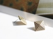  Fashion Pyramid Stud earrings  Ed00051gold