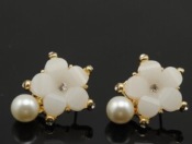 White resin pearl flower earrings Ed00055white