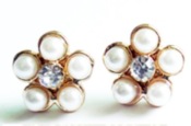 Fashion pearl stud earrings with diamond setting 