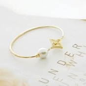 Grace pearl and four-leaves bangle 