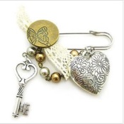 Palace retro carving key and heart brooch with pearls